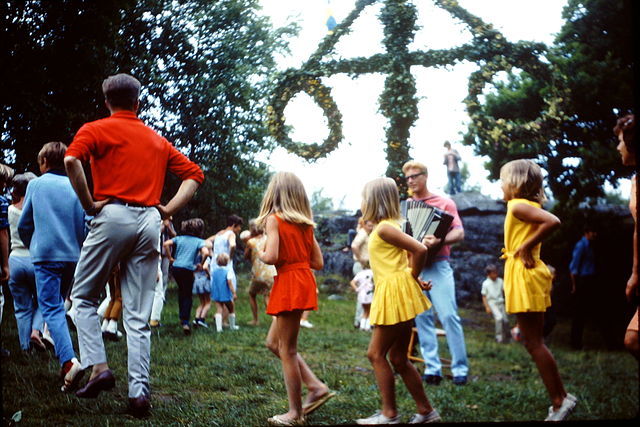 Dansen Små grodorna runt midsommarstång